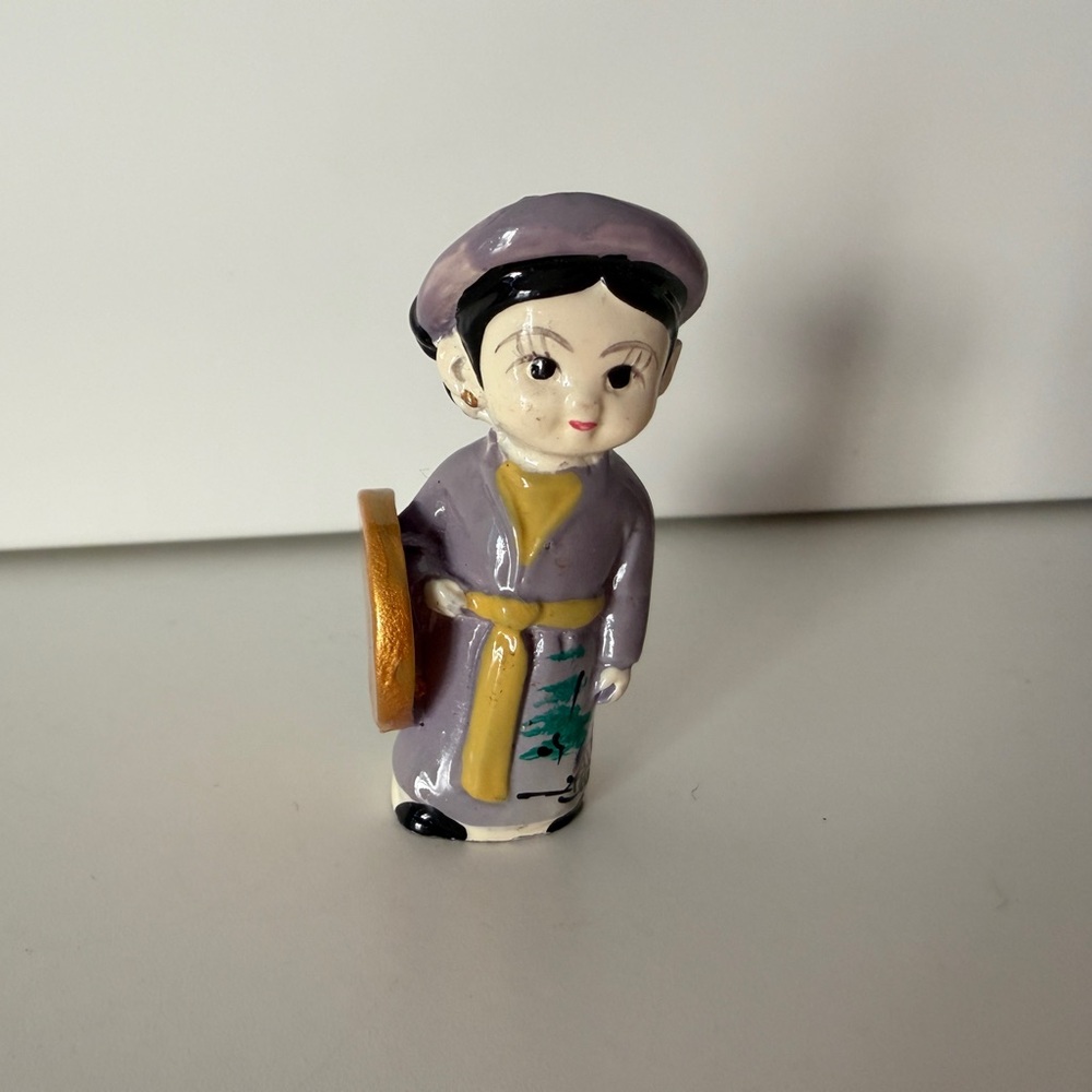 Charming Ceramic Figurines in Traditional Dress - Picture 5 of 5